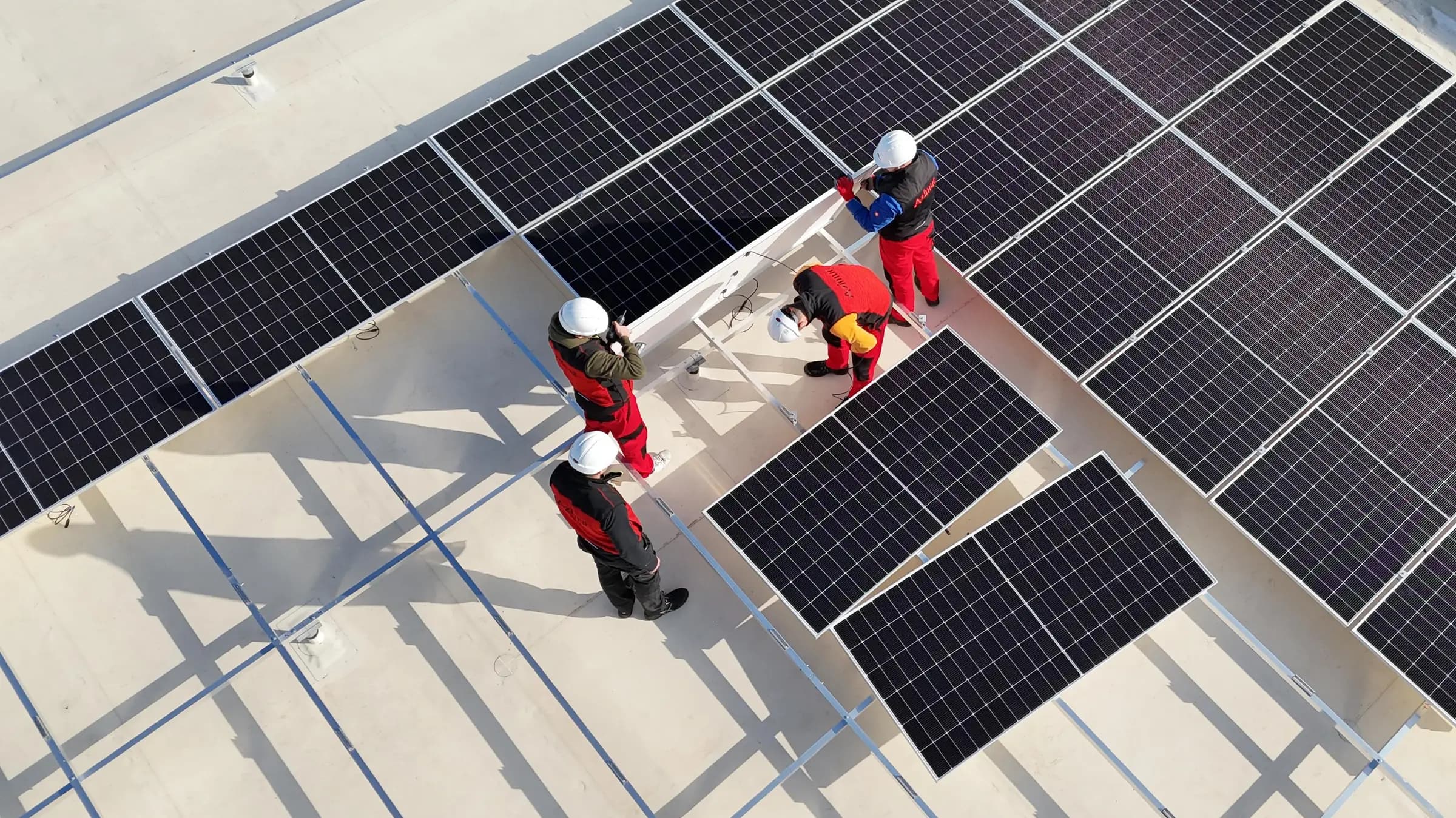 Monteri Azimut Electric postavljaju solarne panele na ravnom krovu