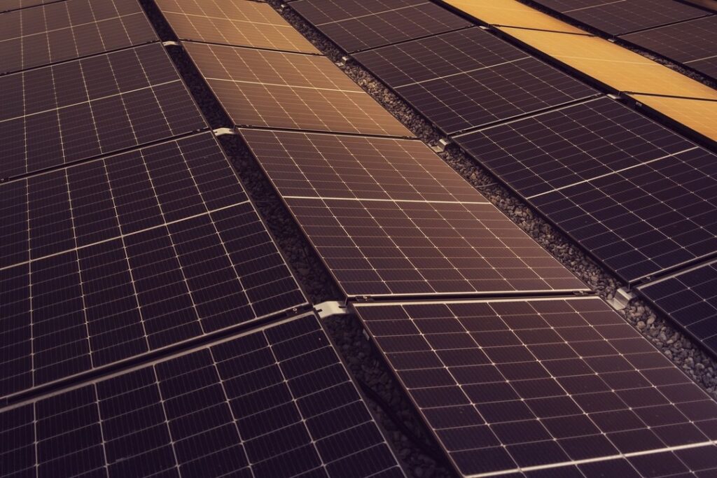 instalacija solarnih panela na ravnom krovu
